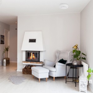 Smartwares Rauchmelder im Wohnraum mit Kamin. Der Rauchmelder ist Teil der Smart Security Pro Series.