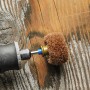 Dremel Feinschleifscheiben-Set SC511DM mit Miniaturwerkzeug auf Holzuntergrund.