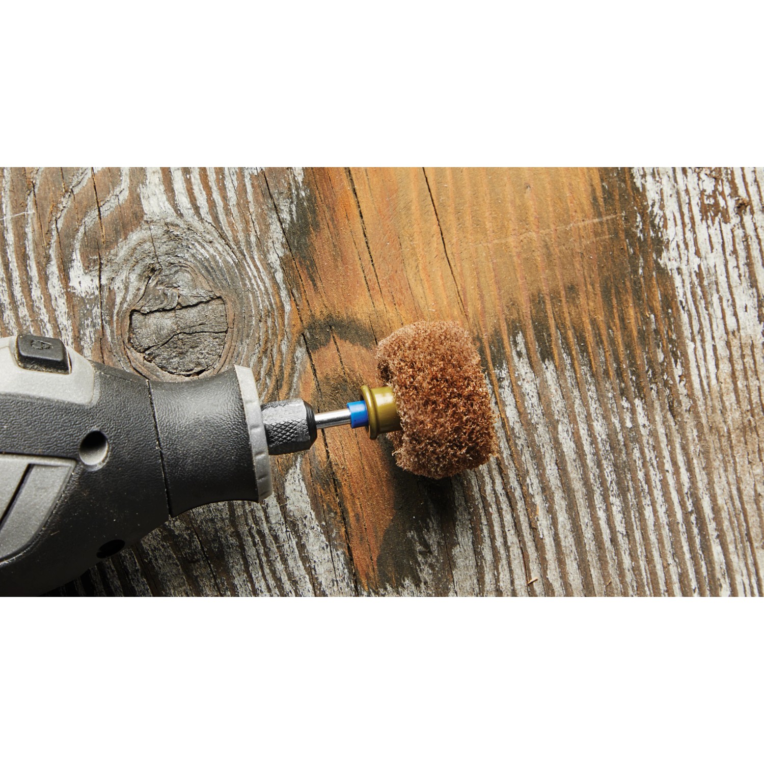 Dremel Feinschleifscheiben-Set SC511DM mit Miniaturwerkzeug auf Holzuntergrund.