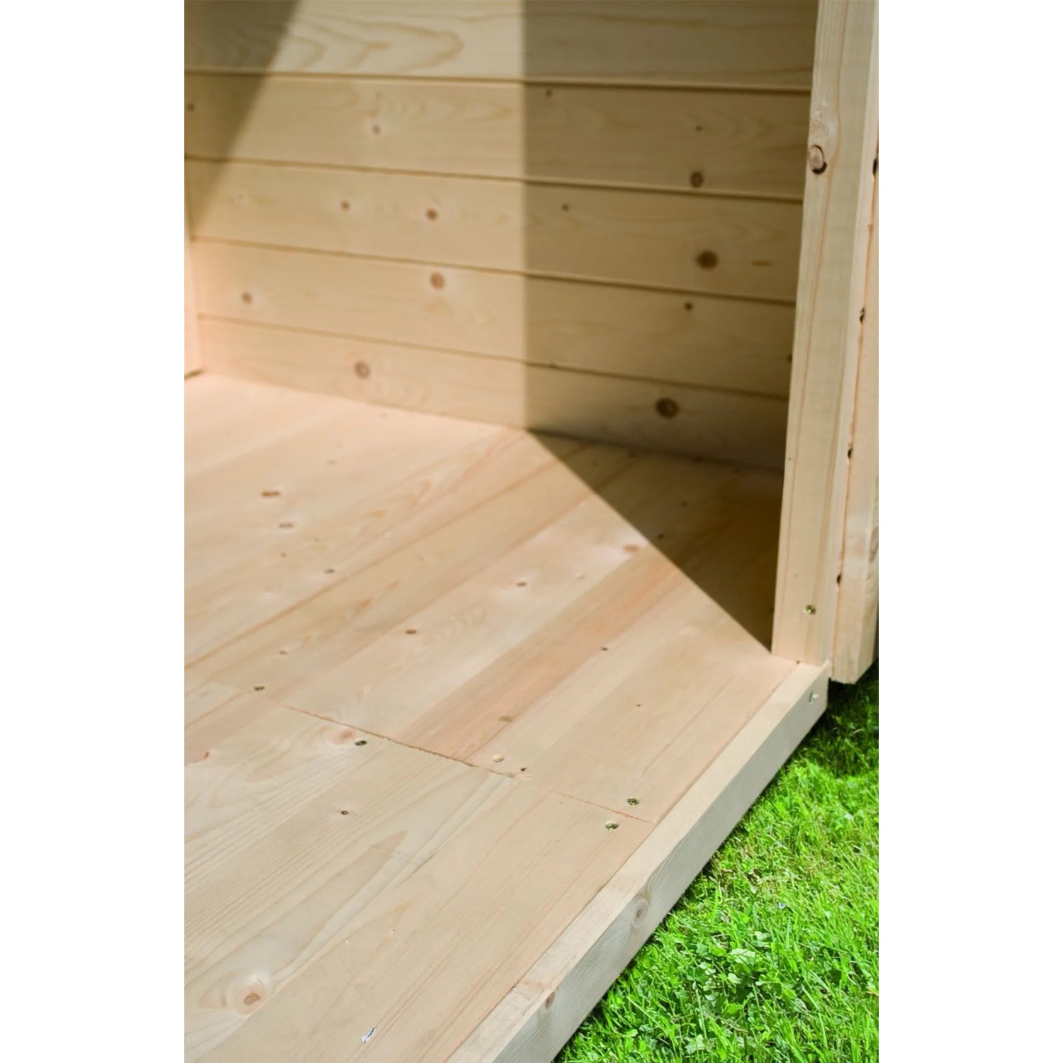 Innenansicht Karibu Holz-Gartenhaus Sitten, unbehandelt, mit Boden. Detailaufnahme.