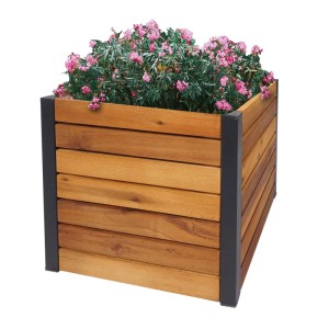 Quadratischer, brauner PROREGAL Pflanzkasten aus Akazienholz mit Aluminiumrahmen, bepflanzt mit rosa Blüten.