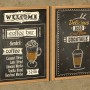 Zwei beschriftete Tafeln mit Holzrahmen: Kaffee- und Cocktail-Angebote.
