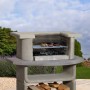 Buschbeck Grillbar Kingston aus Beton mit Grillrost und Holzscheiten im Ablagefach.