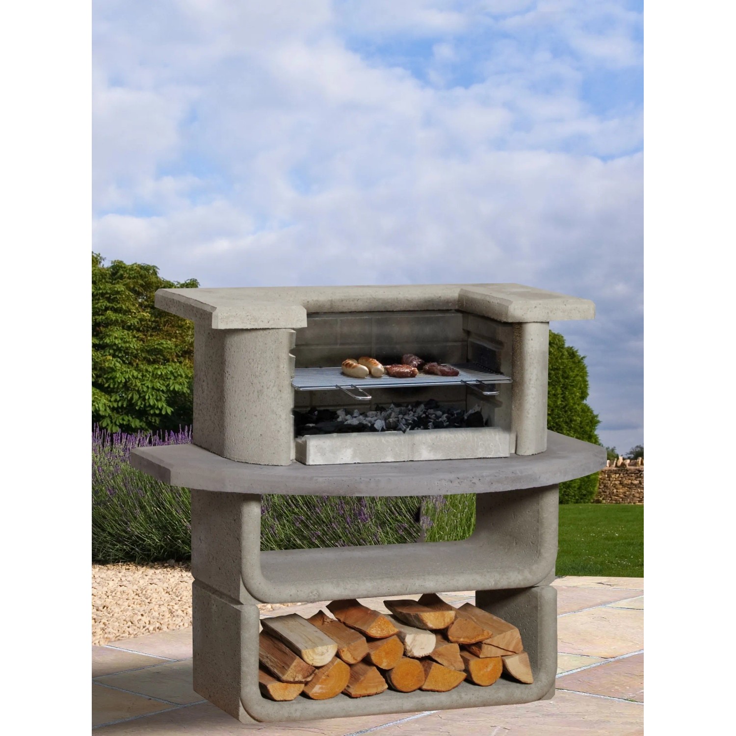Buschbeck Grillbar Kingston aus Beton mit Grillrost und Holzscheiten im Ablagefach.
