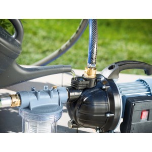 Gartenpumpe 800 W GP 3200 beim Bewässern mit Gießkanne und Schlauch.
