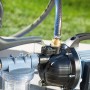 Gartenpumpe 800 W GP 3200 beim Bewässern mit Gießkanne und Schlauch.
