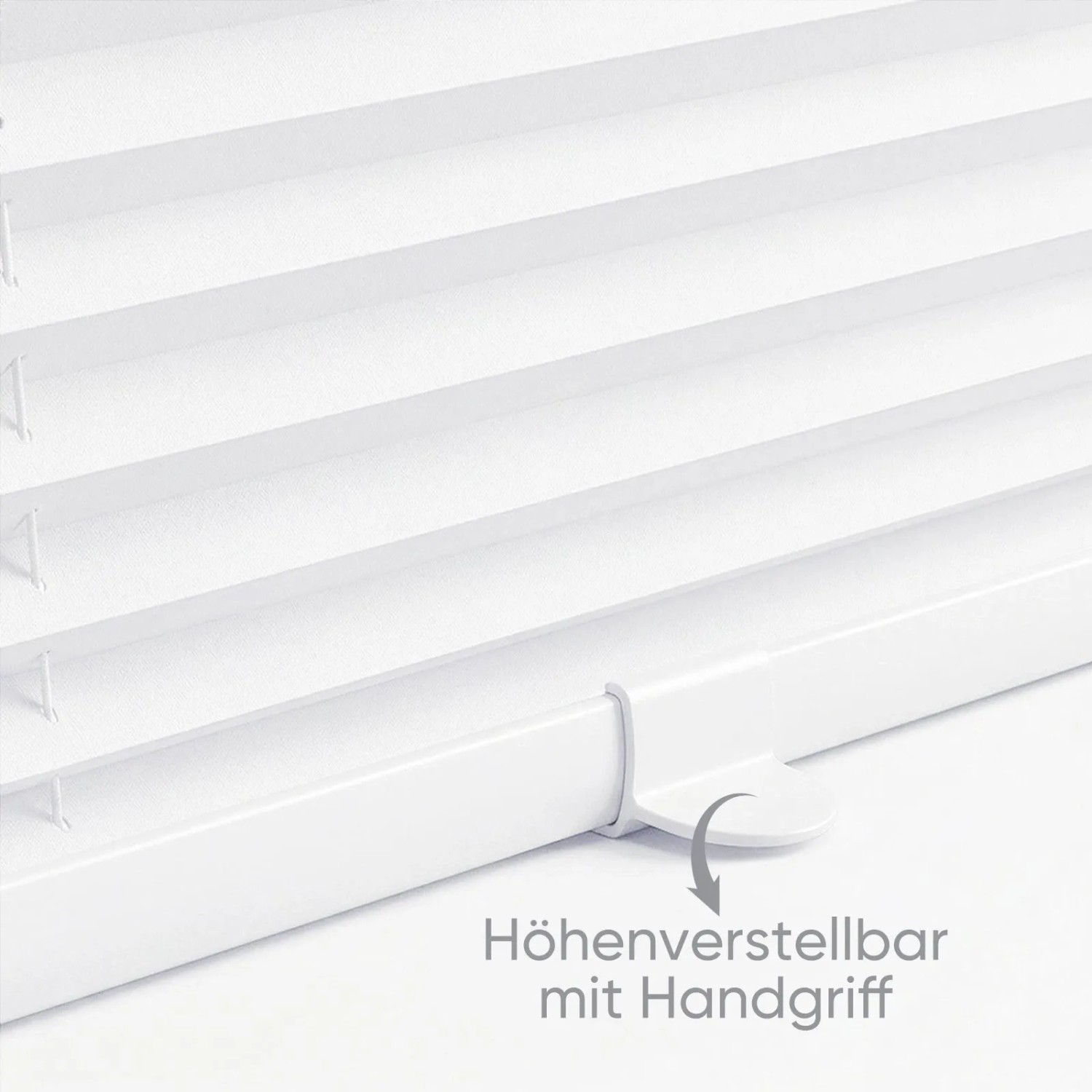 Detailaufnahme: Weißes Sekey Plissee mit Griff zur Höhenverstellung.