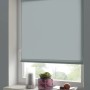 Gardinia EasyFix Rollo, 120x150 cm, rauchblau, am Fenster montiert. Sicht- und Sonnenschutz.
