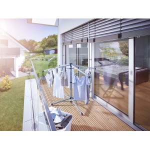 Leifheit LinoPop Up 140 Standwäscheschirm mit Wäsche auf Balkon. Kompakte Wäschespinne für Zuhause und unterwegs.