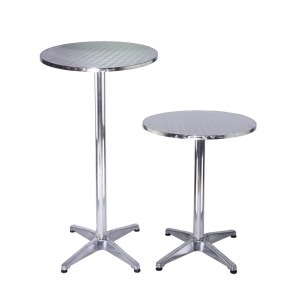 Zwei höhenverstellbare TRUTZHOLM Stehtische aus Aluminium, einer hoch, einer niedrig.