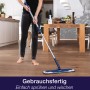 Frau wischt Parkett mit Bona Parkettreiniger und Mopp. Reinigungsmittel für lackierte Böden.