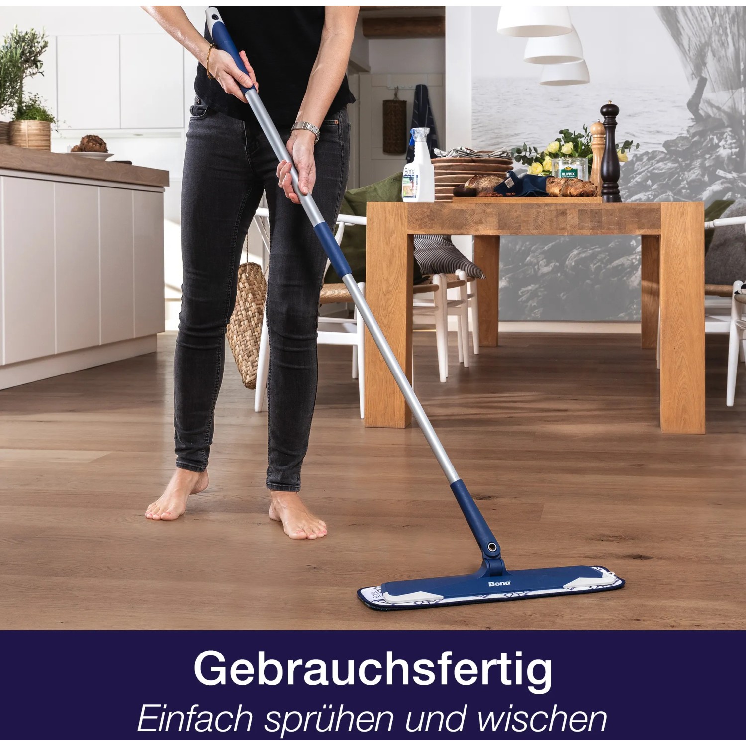 Frau wischt Parkett mit Bona Parkettreiniger und Mopp. Reinigungsmittel für lackierte Böden.