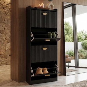 Schwarzer Schuhschrank O39 mit Lamellen-Klappfächern, goldfarbenen Griffen und Ablagefläche im modernen Flur.