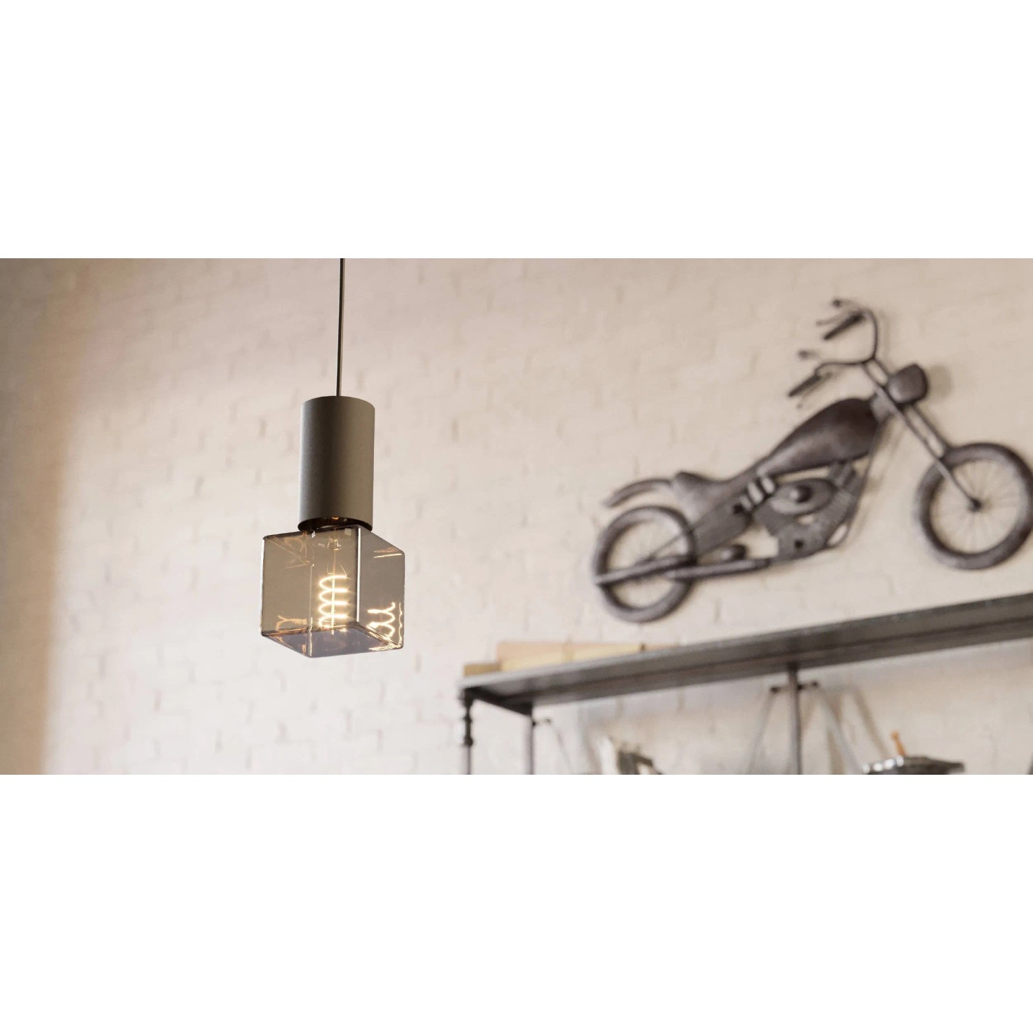 Eglo E27 LED Leuchtmittel, 4W, mit Würfel-Design und warmweißem Licht für Wohnräume.