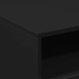 Nahaufnahme eines schwarzen Couchtisches aus Holzwerkstoff mit offener Ablage, moderne Optik.