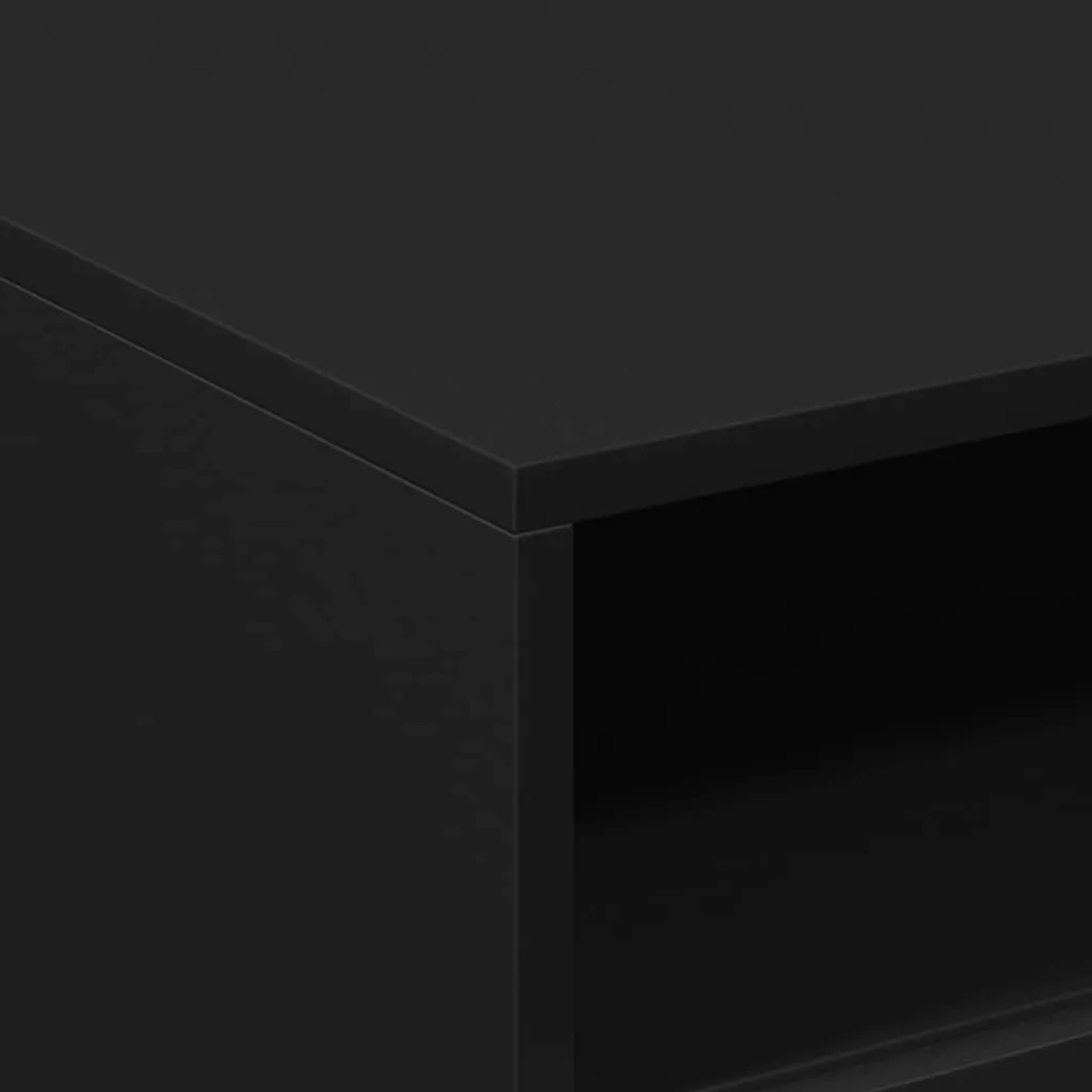 Nahaufnahme eines schwarzen Couchtisches aus Holzwerkstoff mit offener Ablage, moderne Optik.