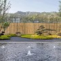 Helle Floraworld Bambusmatte Gala 90x300cm als Sichtschutz im asiatischen Garten mit Teich.