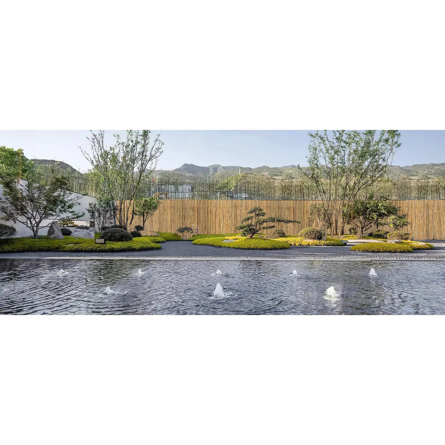 Helle Floraworld Bambusmatte Gala 90x300cm als Sichtschutz im asiatischen Garten mit Teich.