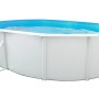 Weißer Steinbach Stahlwandpool Nuovo de Luxe Oval, 550x366x120 cm, gefüllt mit blauem Wasser.