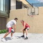SPORTNOW Basketballkorb aus Stahl mit transparenter Rückwand, schwarz-weiß, an Wand montiert. Zwei Männer spielen.