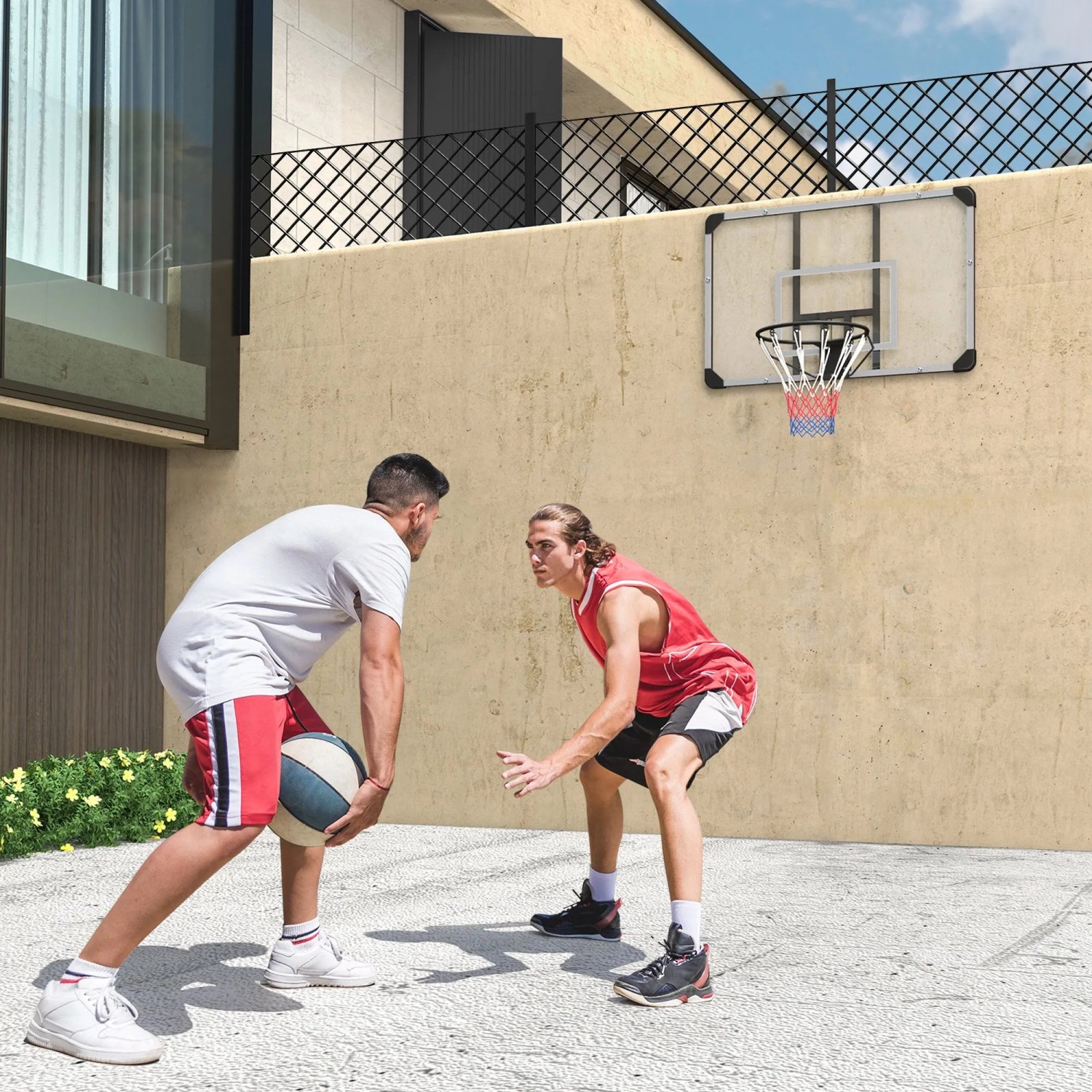 SPORTNOW Basketballkorb aus Stahl mit transparenter Rückwand, schwarz-weiß, an Wand montiert. Zwei Männer spielen.