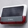 Bosch Smart Home Außensirene an Hauswand, Alarmanlage mit Solarpanel und Blinklicht.