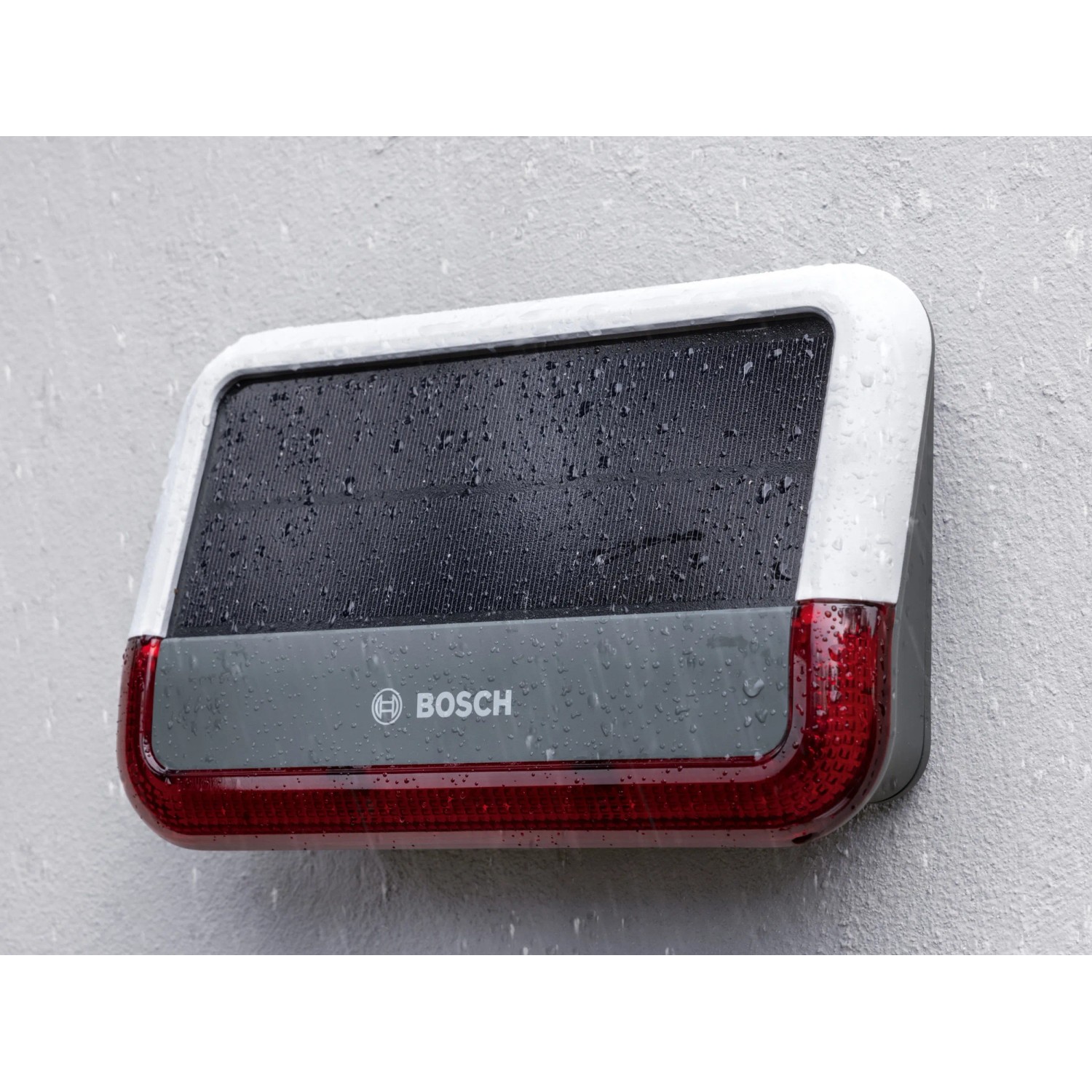 Bosch Smart Home Außensirene an Hauswand, Alarmanlage mit Solarpanel und Blinklicht.