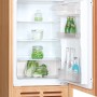 PKM Einbaukühlschrank KS130.0A++EB Weiß, geöffnet mit Lebensmitteln. Kühlschrank für die Küche.