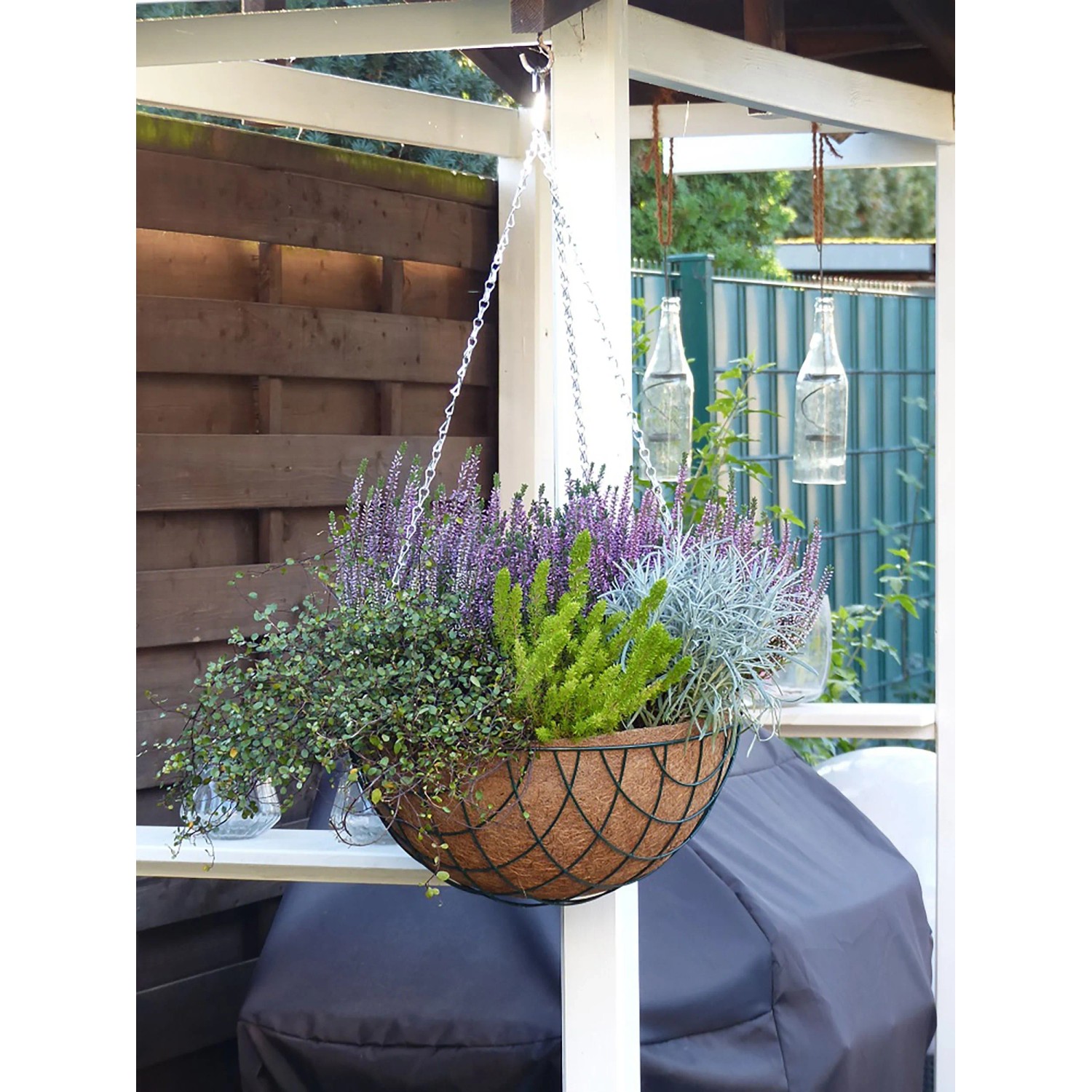 Blumenampel mit Kokoseinlage (40 cm) und Tropfschutz, bepflanzt mit bunten Sommerblumen.
