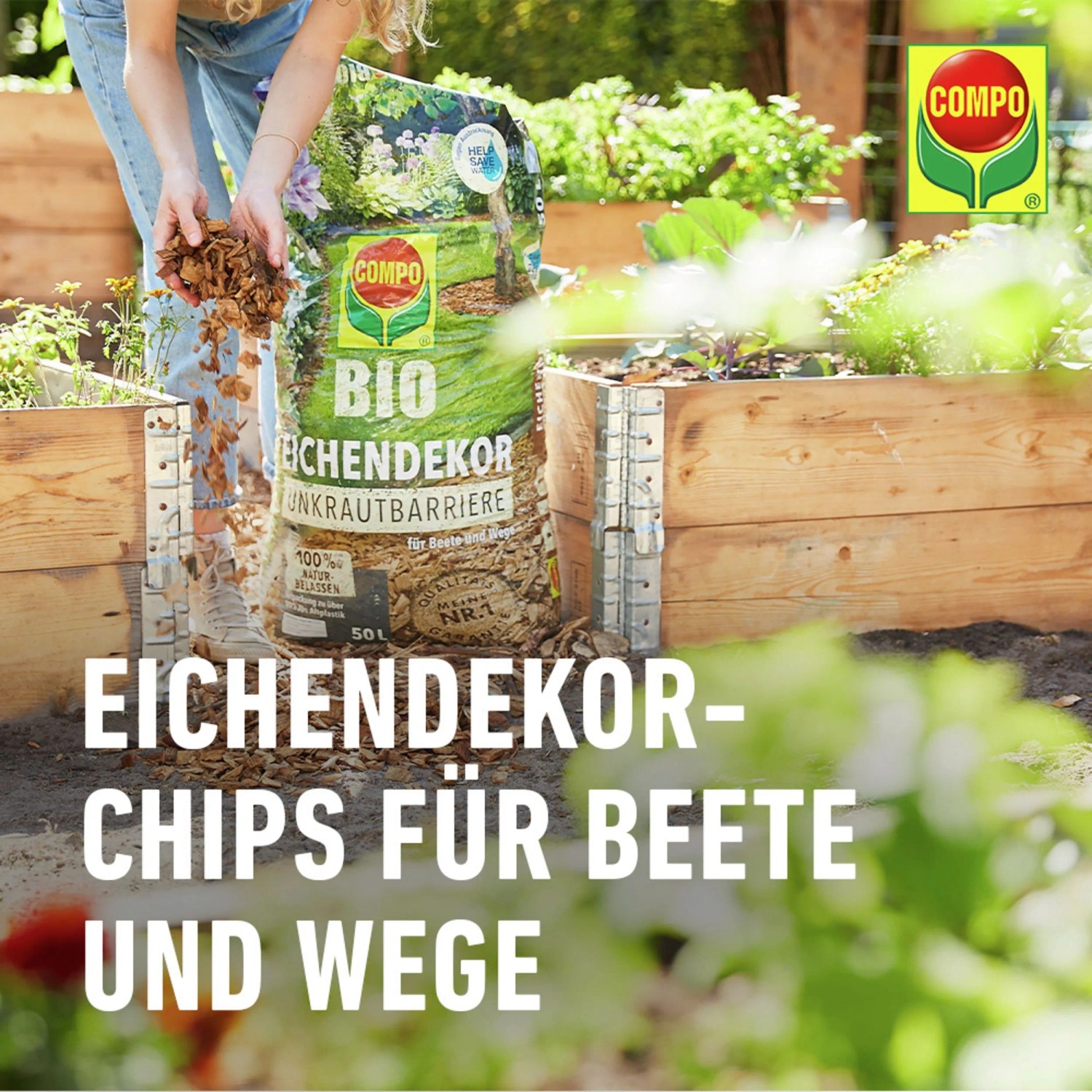 Frau streut Compo Bio Eichendekor-Chips als Unkrautbarriere in ein Hochbeet.