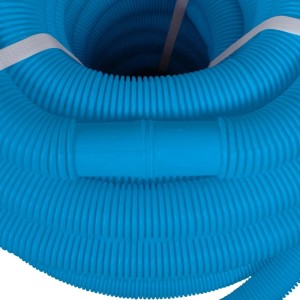 Blauer, geriffelter 50 Meter Poolschlauch, 32mm Durchmesser, aufgerollt. Für Pooltechnik.