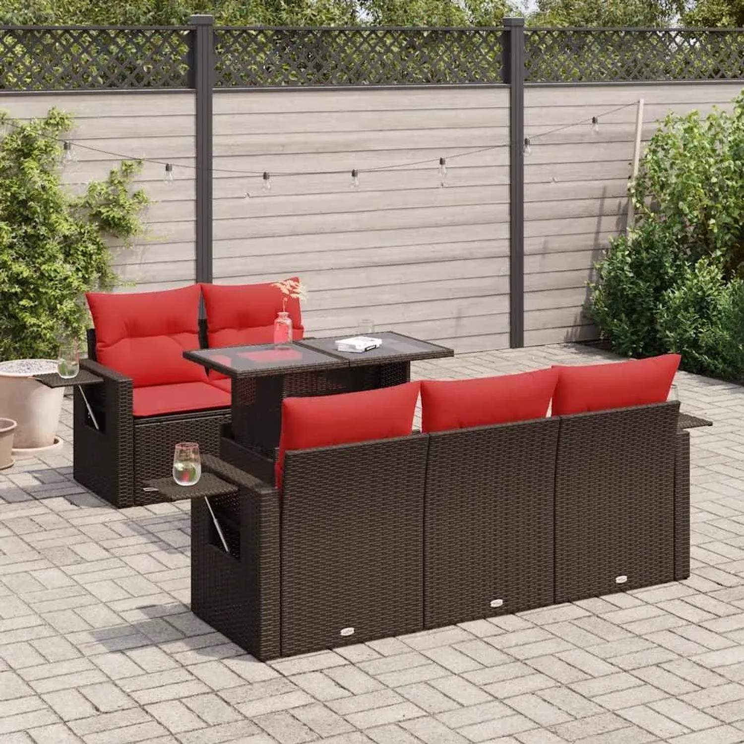 Braune 6-tlg. vidaXL Garten-Sofagarnitur aus Polyrattan mit roten Kissen und Akazienholz-Akzenten.