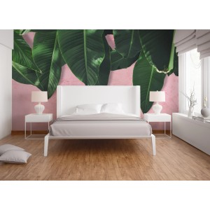 Fototapete mit grünen Blättern und rosa Hintergrund im Schlafzimmer.
