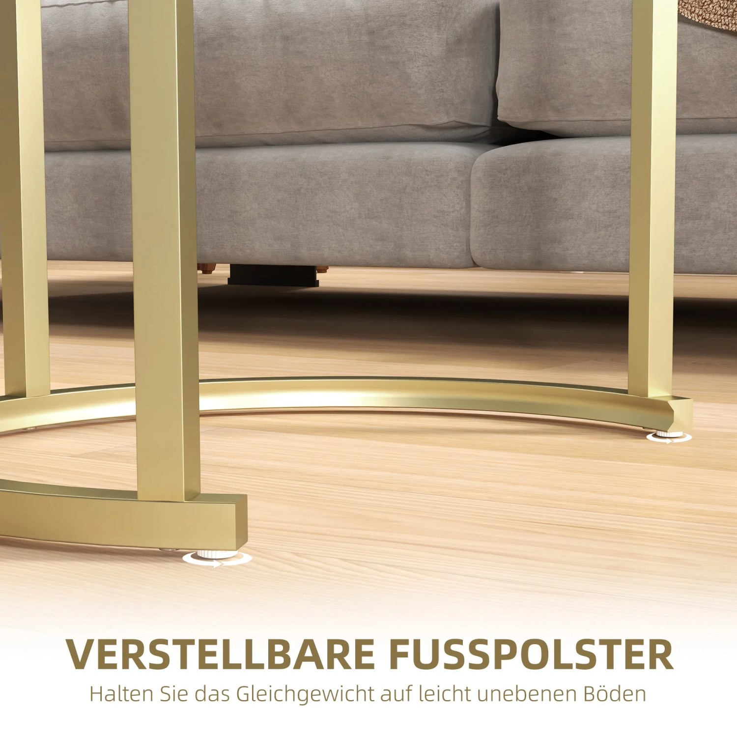Detailaufnahme: Goldener Couchtisch mit verstellbaren Füßen für Stabilität.