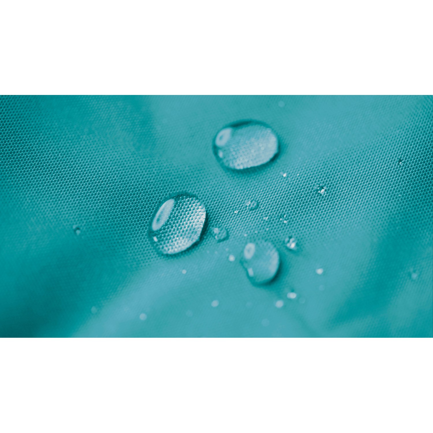 Wasserabweisender Bezug des Sitting Point Hocker Scuba 60 l Petrol mit Wassertropfen.