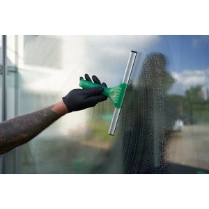 Unger Fensterwischer UniTec Light 30 cm in Grün bei der Fensterreinigung.