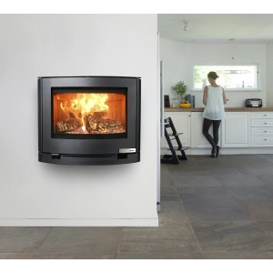 Schwarzer Aduro 15.3 Kaminofen mit Automatik und brennendem Holz im Feuerraum.