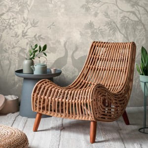 Fototapete Wald beige/grau mit Rattan-Sessel und Deko im Raum.