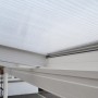 Detailaufnahme: Weiße Home Deluxe Terrassenüberdachung Solis aus Aluminium mit Hohlkammerplatten.