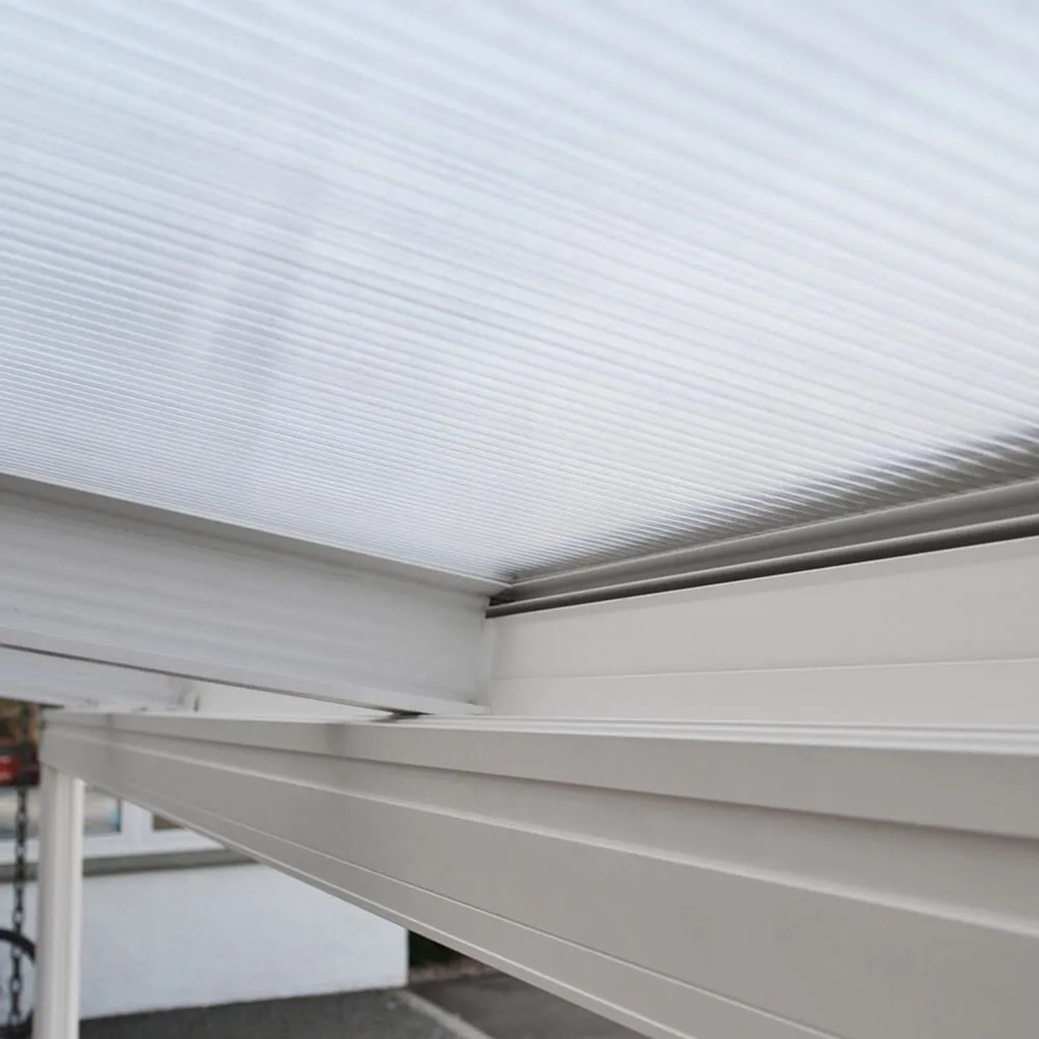 Detailaufnahme: Weiße Home Deluxe Terrassenüberdachung Solis aus Aluminium mit Hohlkammerplatten.