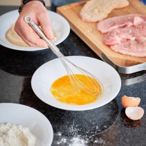 RÖSLE Tellerbesen 22 cm aus Edelstahl schlägt Eier in weißer Schüssel auf. Ideal für Küchenausstattung & Kochen.