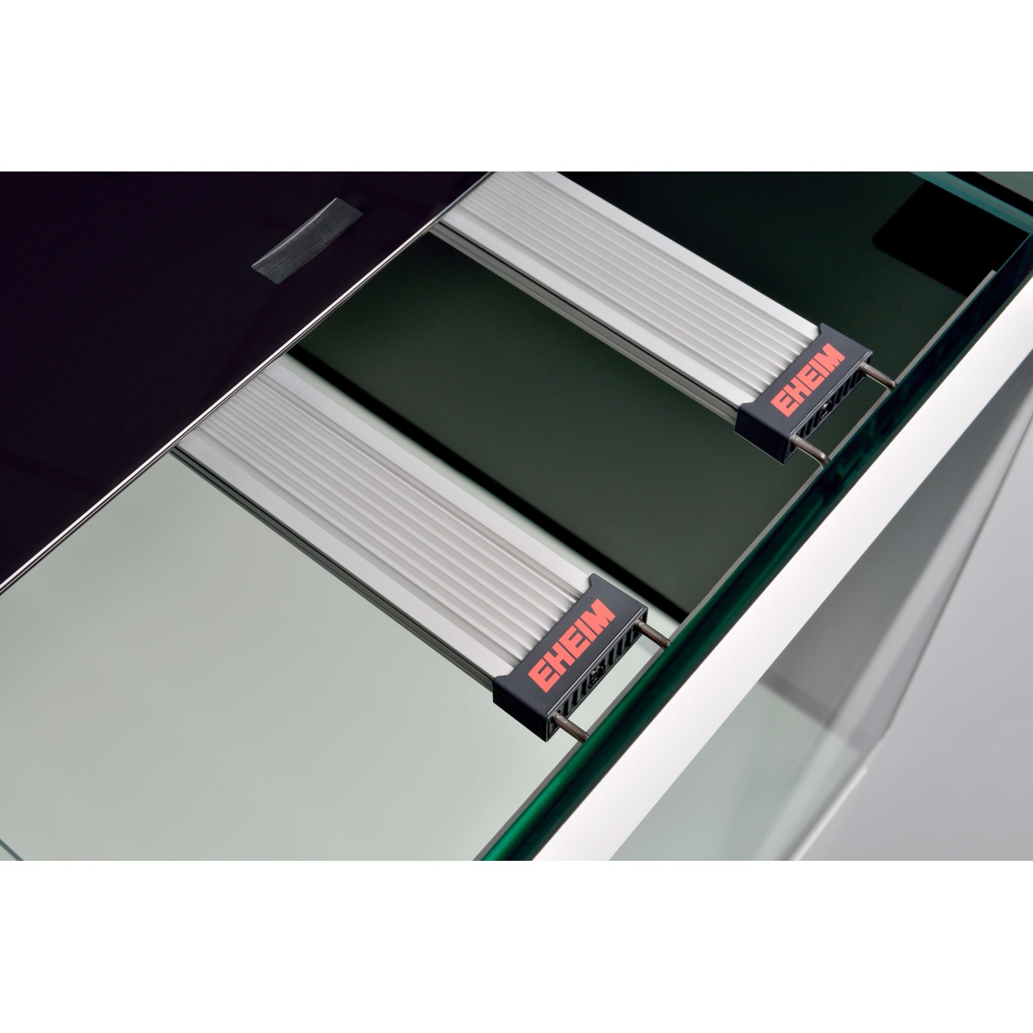 Detailaufnahme Eheim Incpiria 230 Aquarium-Kombination mit LED-Beleuchtung.