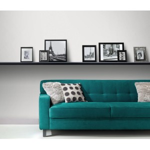 Helle, graue Vliestapete von Erismann (Code Nature) an Wand hinter Sofa mit Bilderleiste.