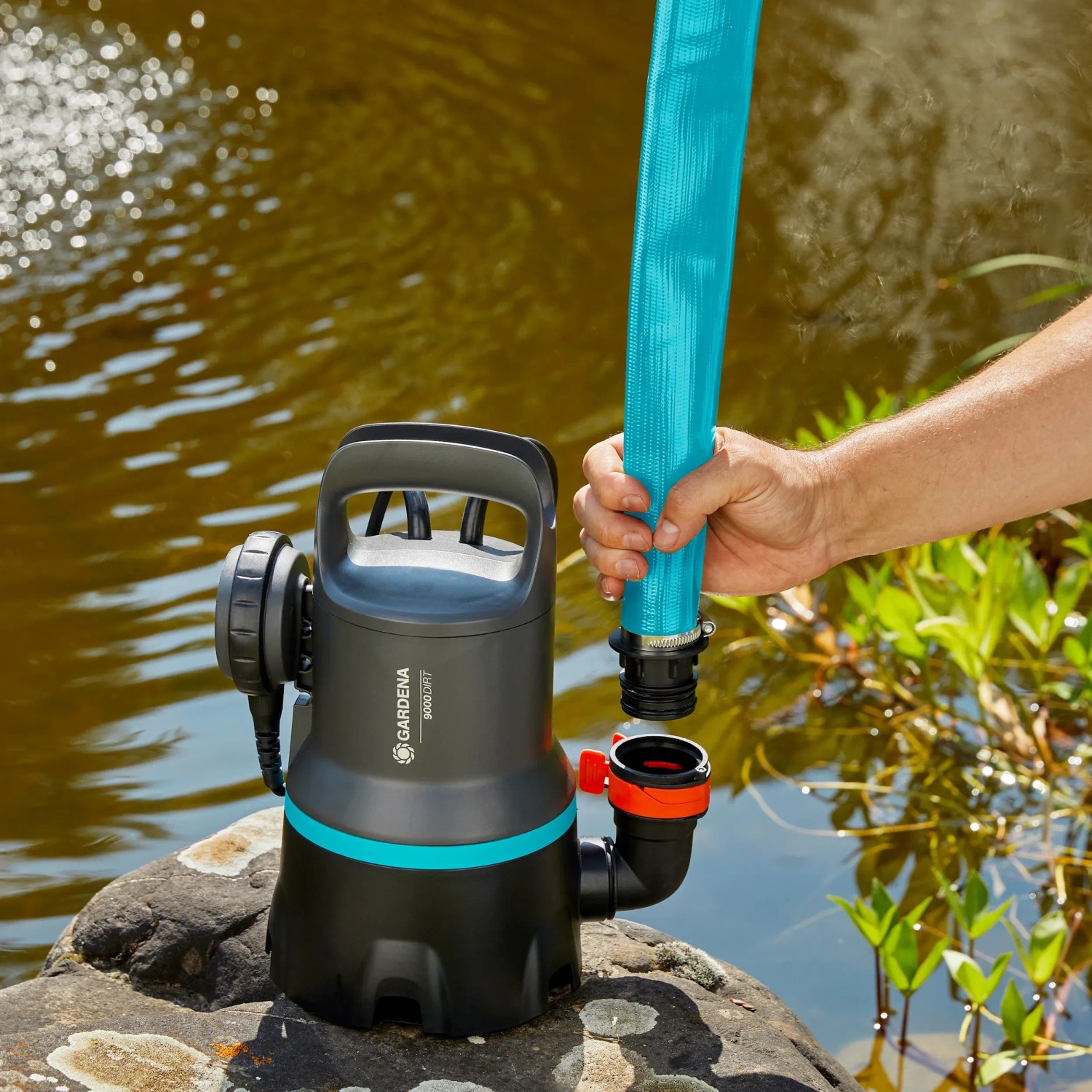 Gardena Schmutzwasser-Tauchpumpe 9000 mit Schlauchanschluss am Teich.