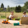 Wendi Toys Sandkasten mit Holzabdeckung und Sitzflächen, bespielt von Kindern im Garten.
