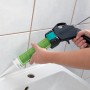 Wolfcraft Kartuschenpresse MG 300 in Anwendung zum Verfugen von Fliesen im Badezimmer.