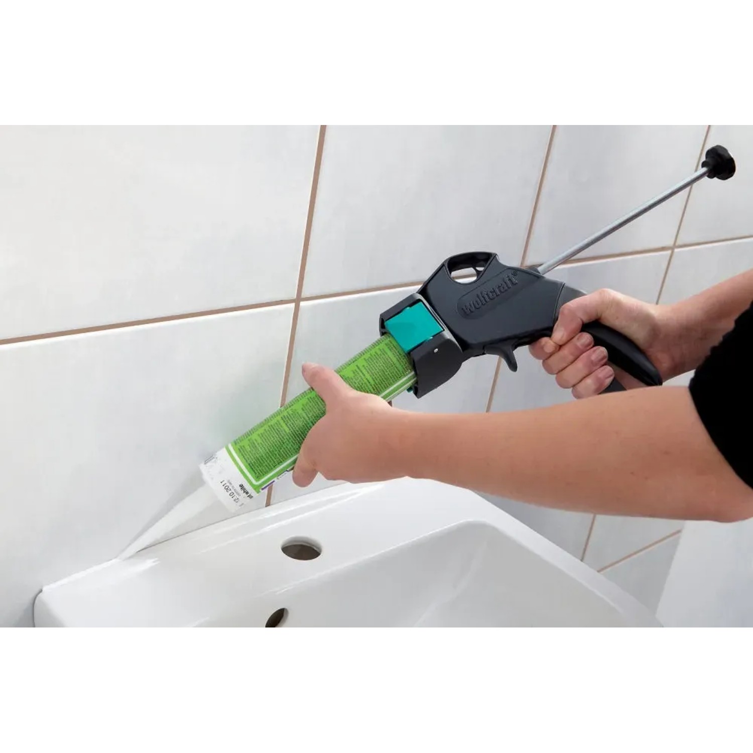 Wolfcraft Kartuschenpresse MG 300 in Anwendung zum Verfugen von Fliesen im Badezimmer.