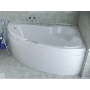 Weiße ADA Eckbadewanne 140x90 rechts aus Acryl mit Schürze und Griff, in einem modernen Badezimmer.