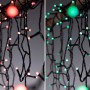 Paulmann LED-Lichterkette Yuna Plug & Shine RGB. Nahaufnahme zeigt weiße, rote, grüne, blaue Lichtfarben am schwarzen Kabel.