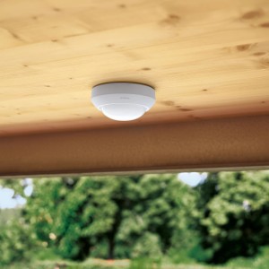 Weißer Steinel Infrarot-Bewegungsmelder IS 360-3 an Holzdecke montiert.